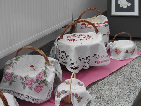 Košare pokrite s prti za nošenje k žegnu